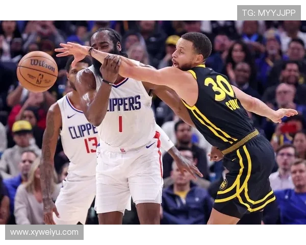 密尔沃基雄鹿迎战劲敌，激战正酣，争夺季后赛席位关键对决